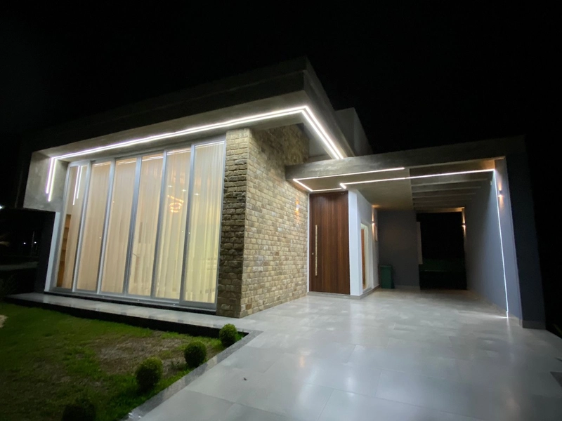 CASA COM 04 SUÍTES MOB. & DECORADA EM COND. FECHADO: 1ª foto da galeria de imagens do imóvel