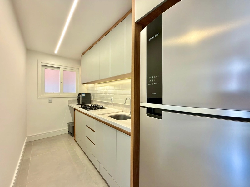 APARTAMENTO ESPAÇOSO, TOTALMENTE REFORMADO, PRONTO PARA USUFRUIR.: 3ª foto da galeria de imagens do imóvel
