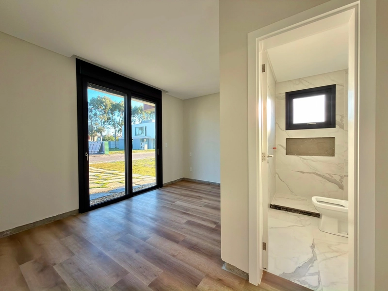 SEU REFÚGIO EM ATLÂNTIDA - EXCELENTE CASA BEIRA LAGO EM COND. FECHADO!: 1ª foto da galeria de imagens do imóvel