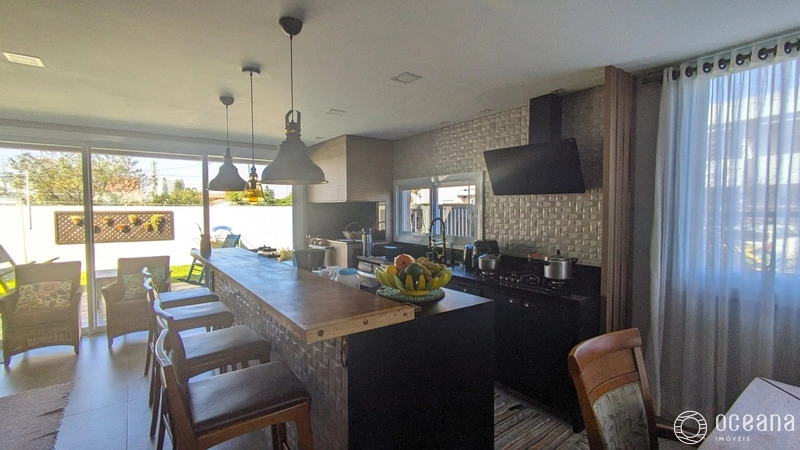 CASA COM PÉ DIREITO ALTO COM 06 ANOS DE CONSTRUÇÃO!: 5ª foto da galeria de imagens do imóvel