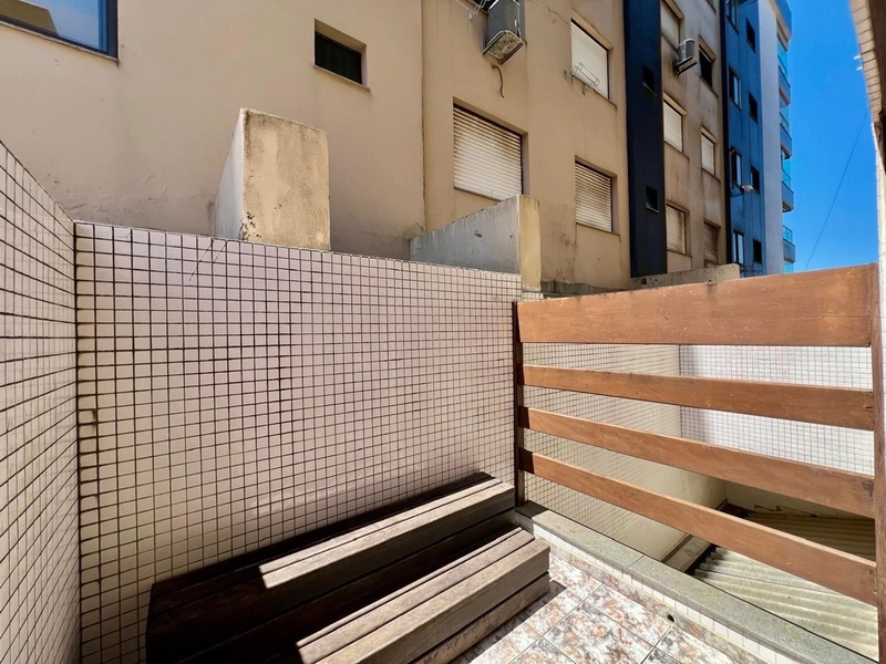 APARTAMENTO MOBILIADO DE 02 DORMITÓRIOS COM TERRAÇO NA BEIRA MAR!: 2ª foto da galeria de imagens do imóvel