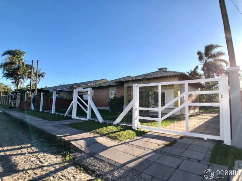 EXCLUSIVIDADE EM ATLÂNTIDA | Casa térrea com piscina, estilo rústico.: 2ª foto da galeria de imagens do imóvel