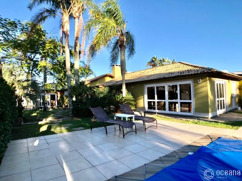 EXCLUSIVIDADE EM ATLÂNTIDA | Casa térrea com piscina, estilo rústico.: 1ª foto da galeria de imagens do imóvel