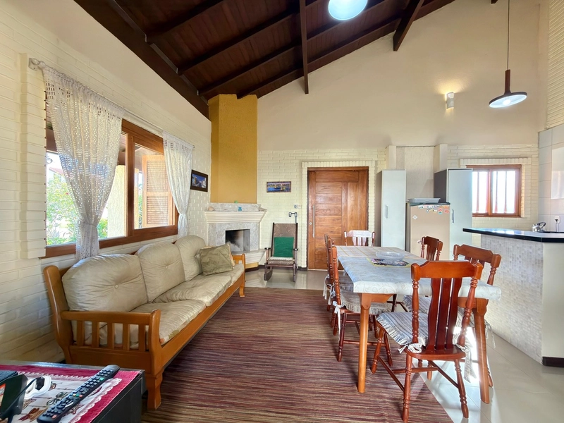 CASA COMPOSTA POR 02 DORM + ANEXO COM SUÍTE EM AMPLO TERRENO!: 1ª foto da galeria de imagens do imóvel