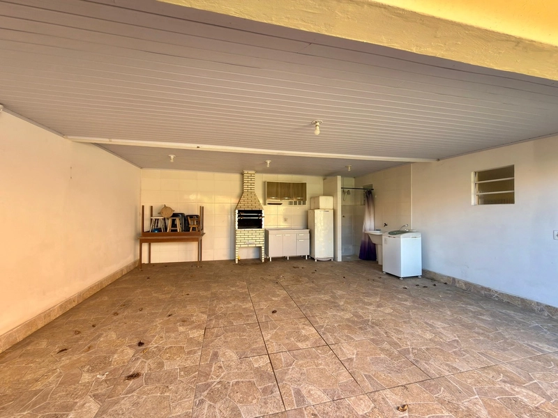 CASA COMPOSTA POR 02 DORM + ANEXO COM SUÍTE EM AMPLO TERRENO!: 3ª foto da galeria de imagens do imóvel