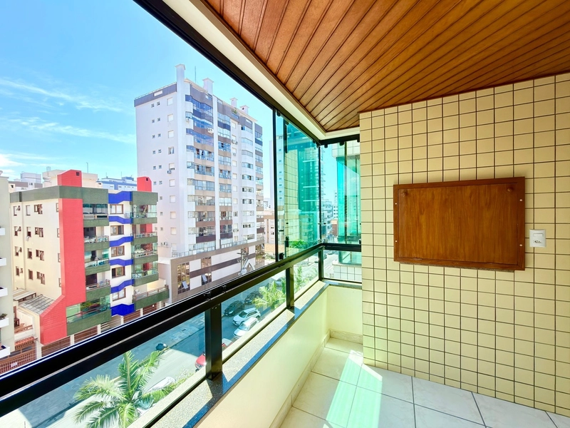 APARTAMENTO COM SACADA DE FRENTE E VISTA MAR!: 1ª foto da galeria de imagens do imóvel