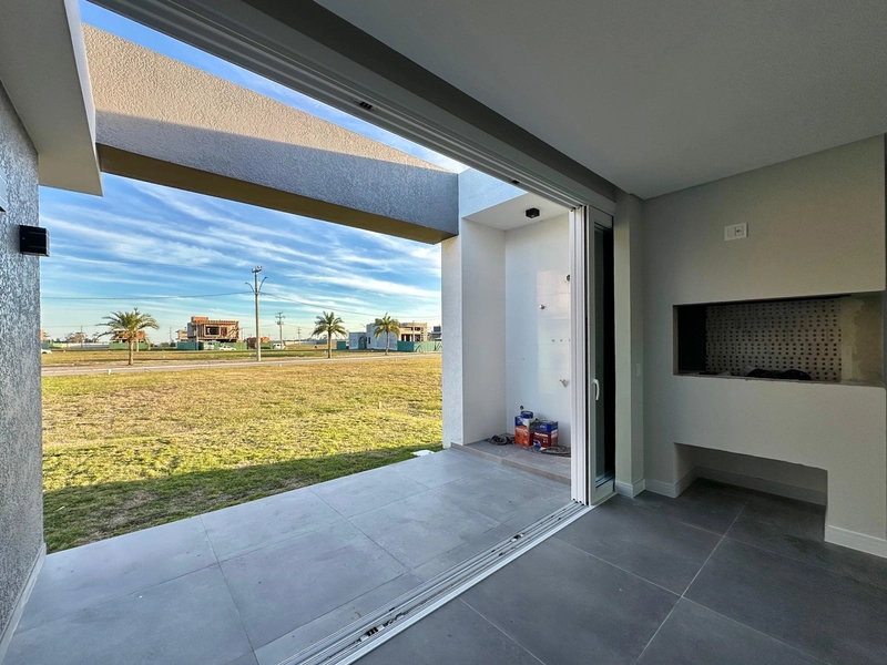 EXCELENTE CASA COM 04 SUÍTES EM CONDOMÍNIO FECHADO EM XANGRI-LÁ: 2ª foto da galeria de imagens do imóvel