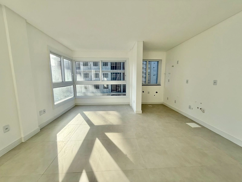 APARTAMENTO COM SACADA DE FRENTE A UMA QUADRA DO MAR!: 11ª foto da galeria de imagens do imóvel