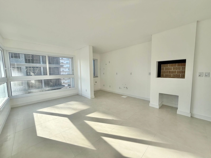 APARTAMENTO COM SACADA DE FRENTE A UMA QUADRA DO MAR!: 12ª foto da galeria de imagens do imóvel