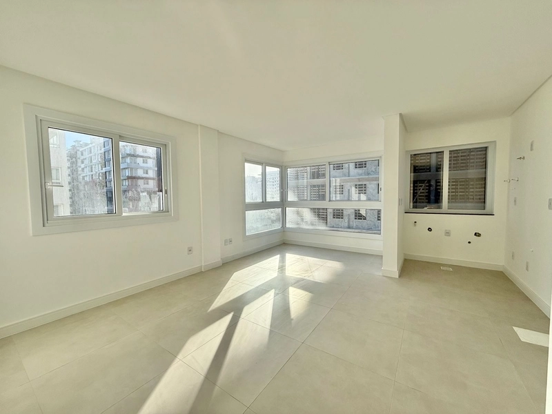 APARTAMENTO COM SACADA DE FRENTE A UMA QUADRA DO MAR!: 6ª foto da galeria de imagens do imóvel