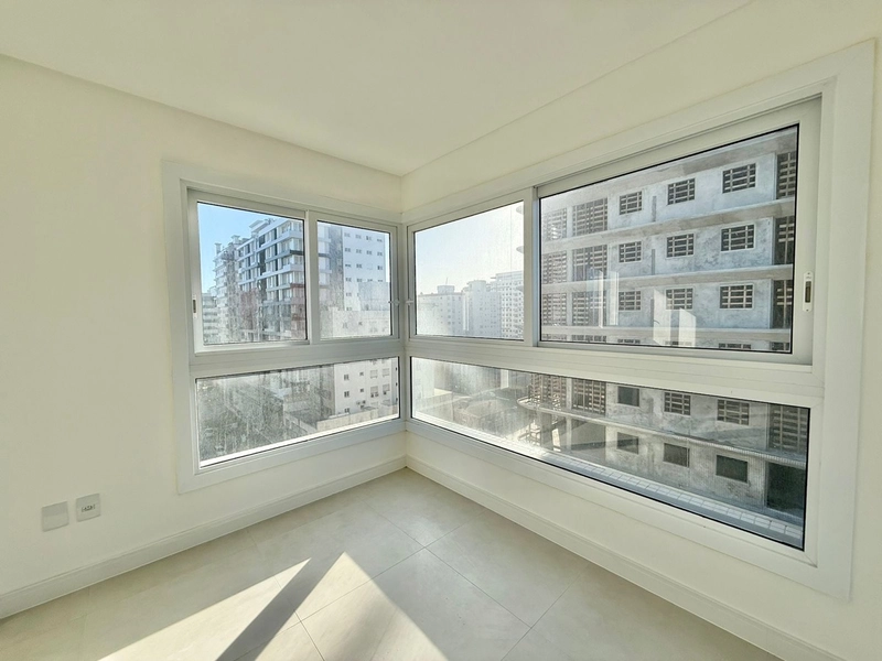 APARTAMENTO COM SACADA DE FRENTE A UMA QUADRA DO MAR!: 4ª foto da galeria de imagens do imóvel
