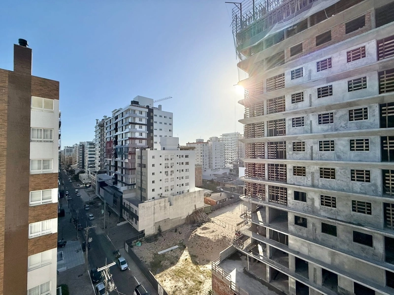 APARTAMENTO COM SACADA DE FRENTE A UMA QUADRA DO MAR!: 1ª foto da galeria de imagens do imóvel