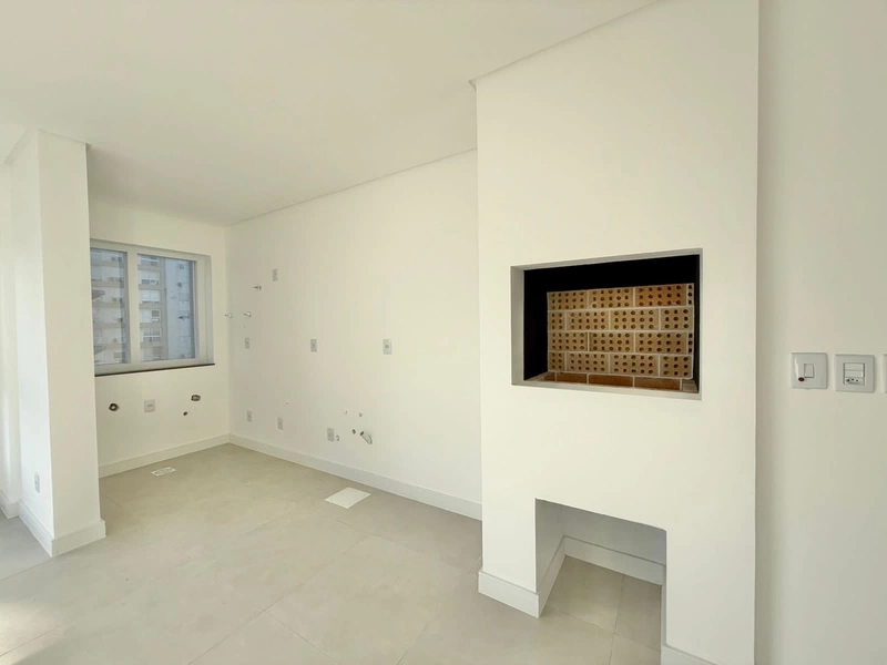 APARTAMENTO COM SACADA DE FRENTE A UMA QUADRA DO MAR!: 7ª foto da galeria de imagens do imóvel