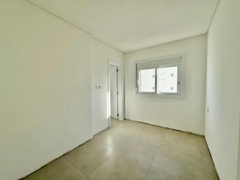 APARTAMENTO COM SACADA DE FRENTE A UMA QUADRA DO MAR!: 10ª foto da galeria de imagens do imóvel