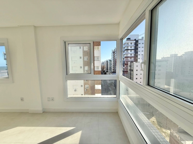 APARTAMENTO COM SACADA DE FRENTE A UMA QUADRA DO MAR!: 3ª foto da galeria de imagens do imóvel