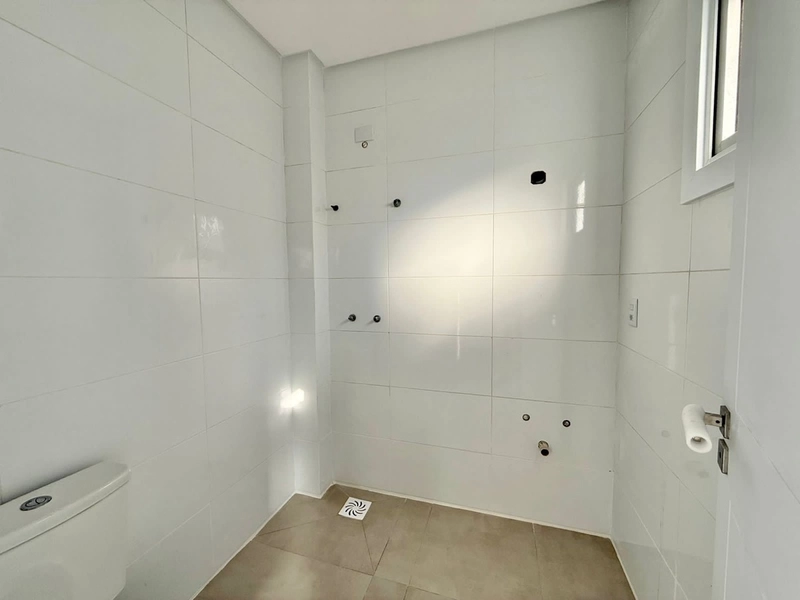 APARTAMENTO COM SACADA DE FRENTE A UMA QUADRA DO MAR!: 8ª foto da galeria de imagens do imóvel