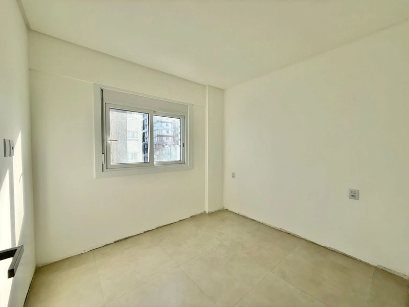APARTAMENTO COM SACADA DE FRENTE A UMA QUADRA DO MAR!: 5ª foto da galeria de imagens do imóvel