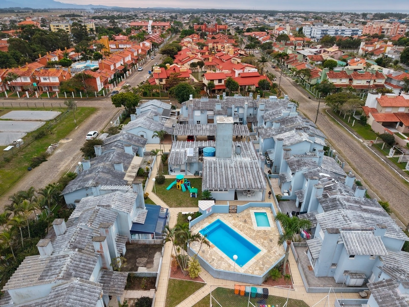 SOBRADO EM CONDOMÍNIO COM PISCINA POR APENAS R$350 MIL!: 1ª foto da galeria de imagens do imóvel