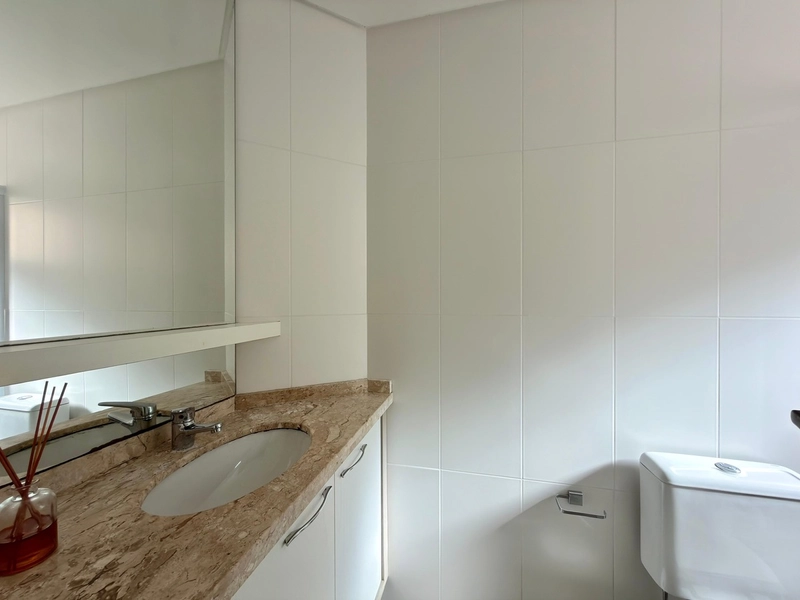 AMPLO APARTAMENTO MOBILIADO E DECORADO COMPOSTO POR 03 DORMITÓRIOS: 1ª foto da galeria de imagens do imóvel