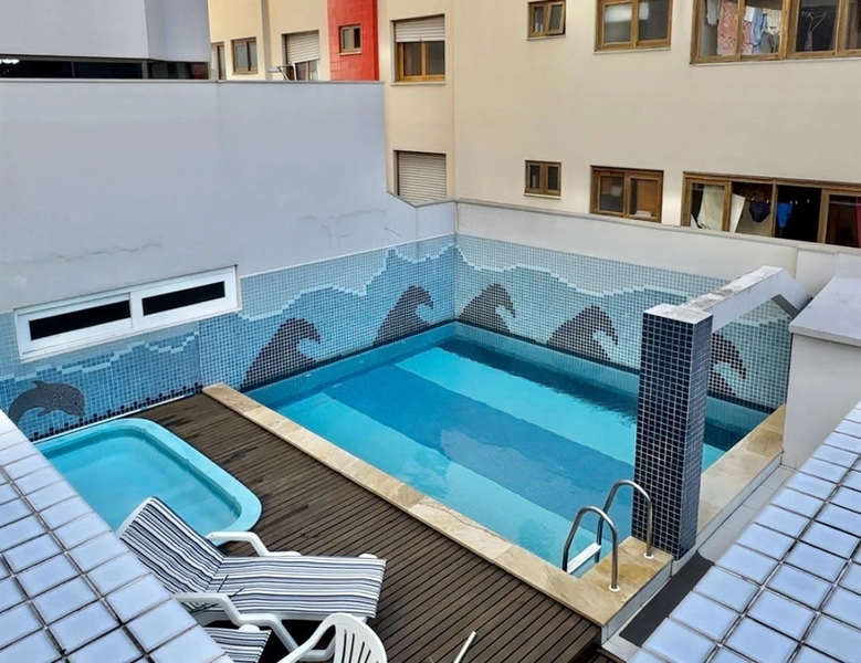 APARTAMENTO DE ESQUINA, COM VISTA PARA O MAR: 1ª foto da galeria de imagens do imóvel