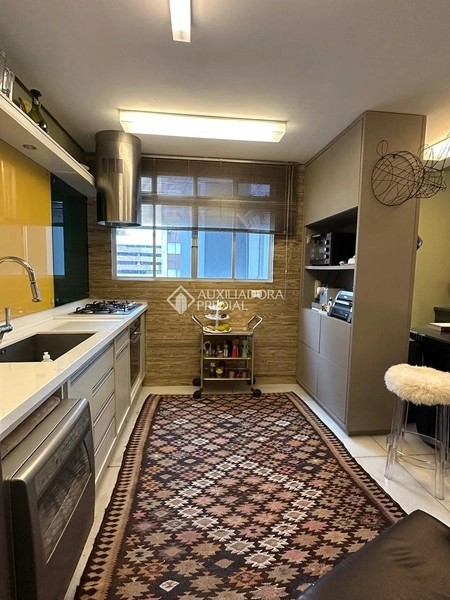 Apartamento amplo para alugar próximo ao Shopping Beira-Mar Florianópolis | 5 quartos | 2 suítes | alto padrão: 8ª foto da galeria de imagens do imóvel