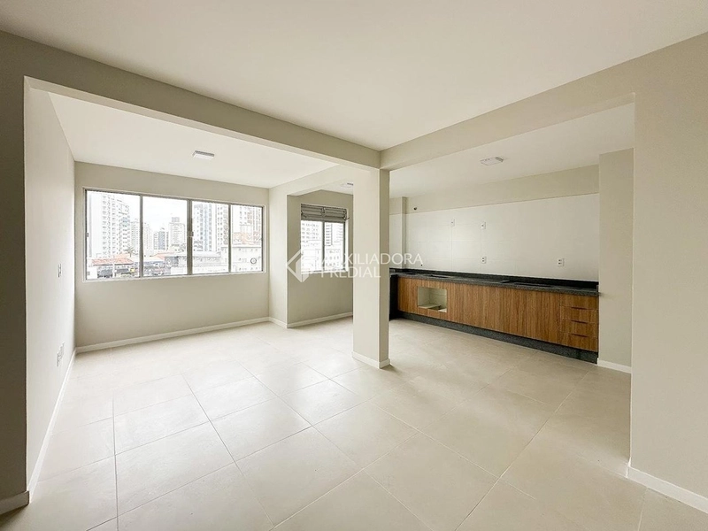 Apartamento reformado à venda no Kobrasol | 2 dormitórios | 68 m² | São José/SC: 2ª foto da galeria de imagens do imóvel