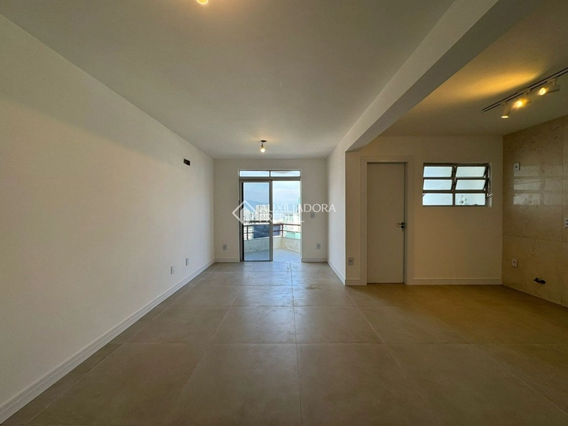 Apartamento reformado com vista para as pontes | 2 dormitórios | Centro de Florianópolis: 7ª foto da galeria de imagens do imóvel