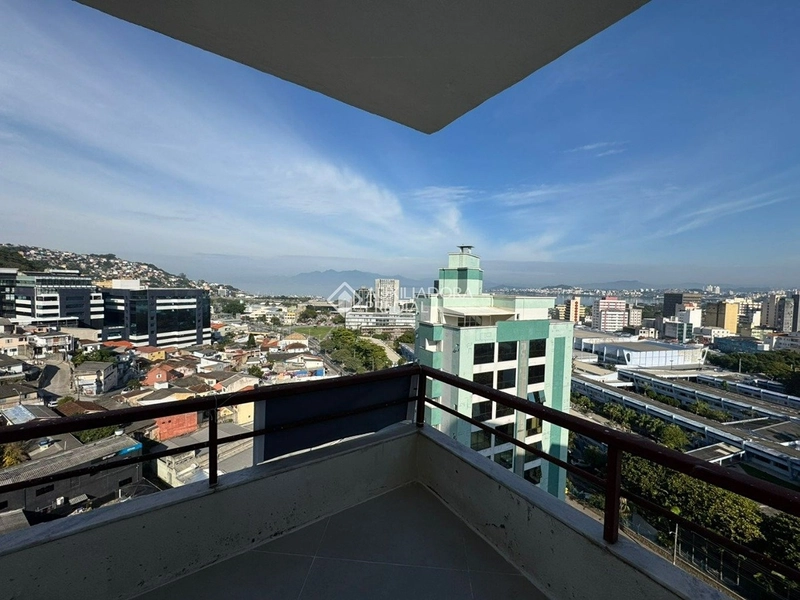 Apartamento reformado com vista para as pontes | 2 dormitórios | Centro de Florianópolis: 3ª foto da galeria de imagens do imóvel