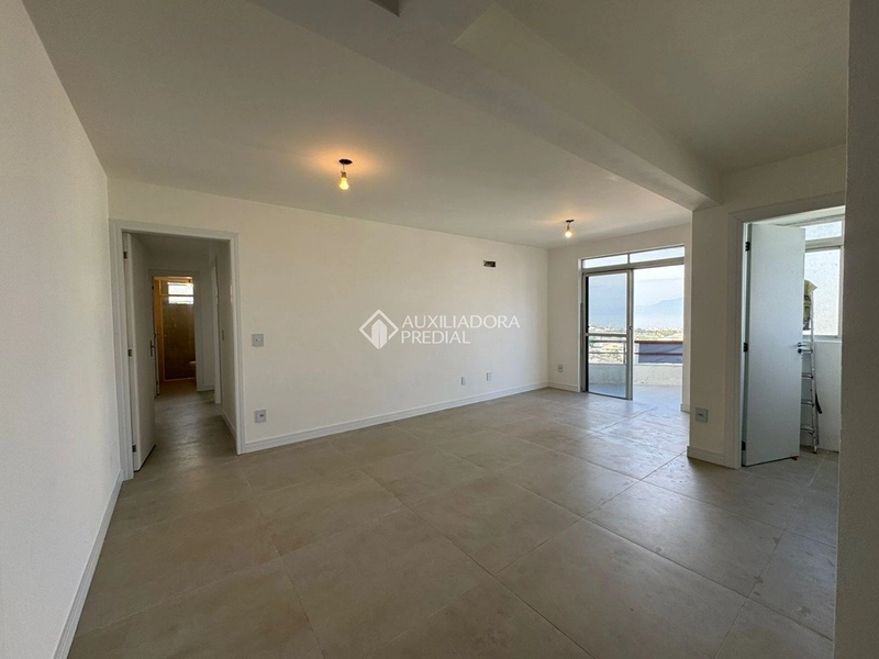 Apartamento reformado com vista para as pontes | 2 dormitórios | Centro de Florianópolis: 2ª foto da galeria de imagens do imóvel