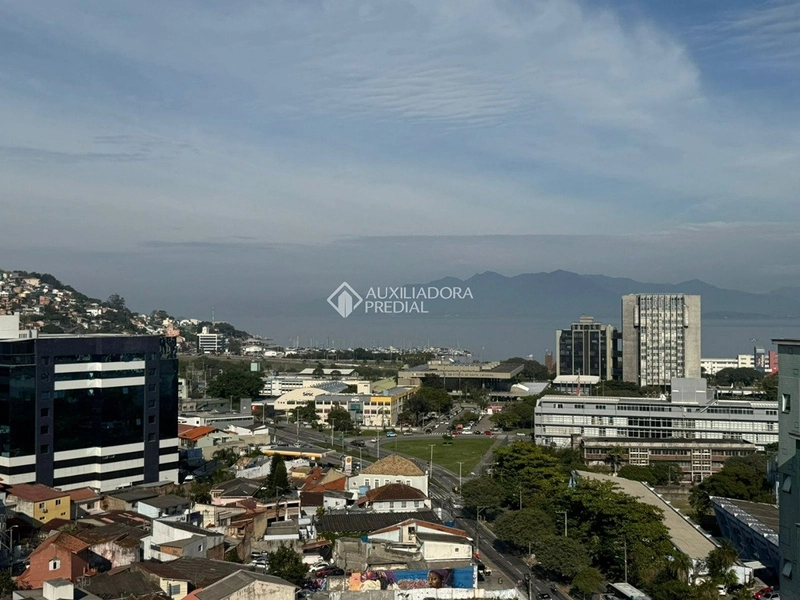 Apartamento reformado com vista para as pontes | 2 dormitórios | Centro de Florianópolis: 4ª foto da galeria de imagens do imóvel
