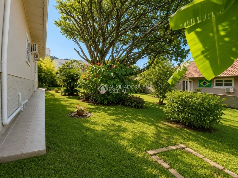 Casa 3 dormitórios sendo 1 suíte semi mobiliada para locação na Trindade: 10ª foto da galeria de imagens do imóvel