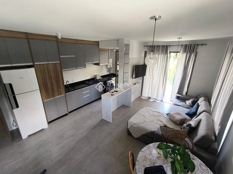 Apartamento duplex mobiliado para alugar em Florianópolis | 2 suítes | 2 vagas de garagem: 4ª foto da galeria de imagens do imóvel