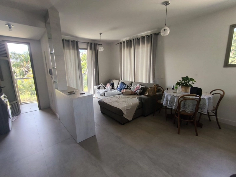 Apartamento duplex mobiliado para alugar em Florianópolis | 2 suítes | 2 vagas de garagem: 3ª foto da galeria de imagens do imóvel