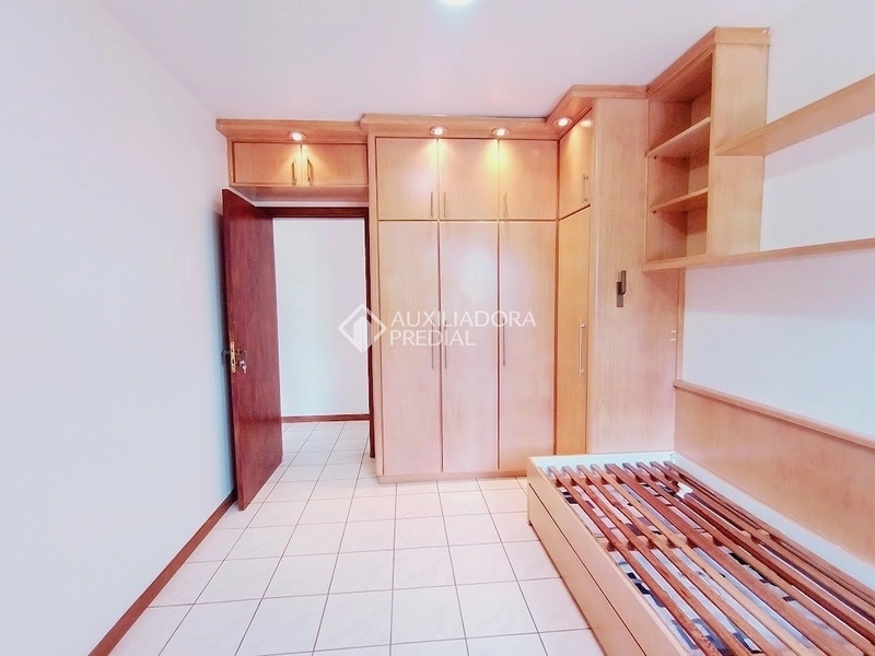 Apartamento mobiliado com 2 quartos - reformado - Centro - Florianópolis/SC: 3ª foto da galeria de imagens do imóvel