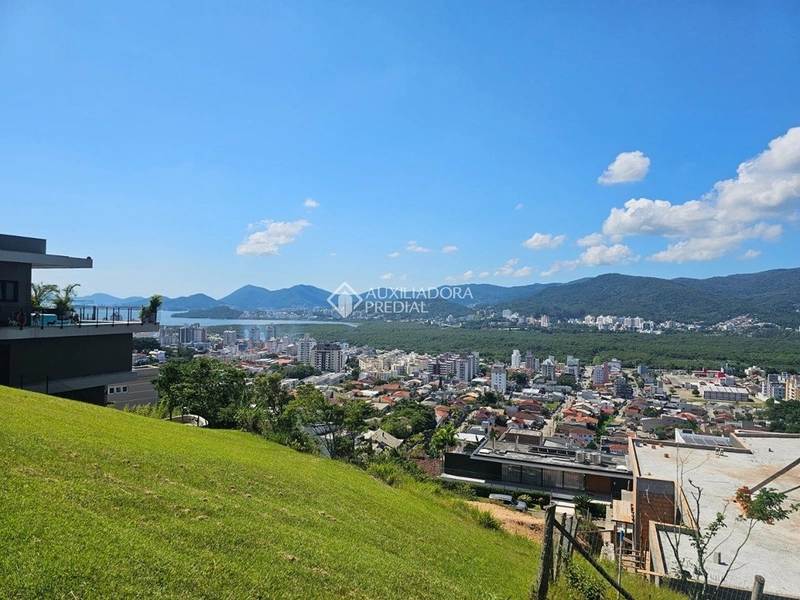 Casa em condomínio na Trindade, ao lado da UFSC, com 4 dormitórios e pronta para morar.: 31ª foto da galeria de imagens do imóvel