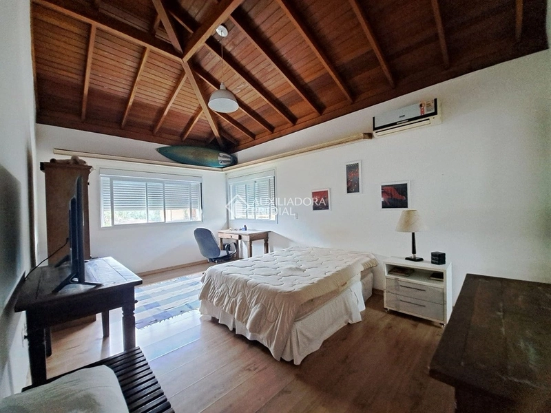 Casa para alugar no Rio Tavares Florianópolis | 3 suítes | piscina | próxima à praia | alto padrão: 27ª foto da galeria de imagens do imóvel