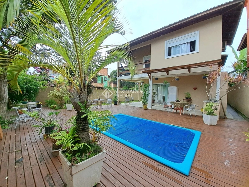 Casa para alugar no Rio Tavares Florianópolis | 3 suítes | piscina | próxima à praia | alto padrão: 1ª foto da galeria de imagens do imóvel