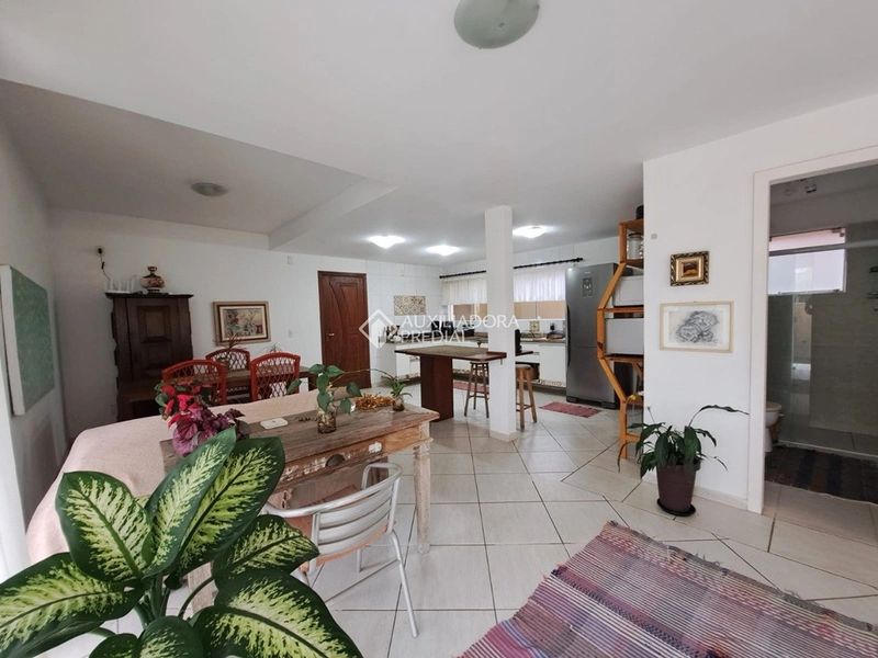 Casa para alugar no Rio Tavares Florianópolis | 3 suítes | piscina | próxima à praia | alto padrão: 4ª foto da galeria de imagens do imóvel