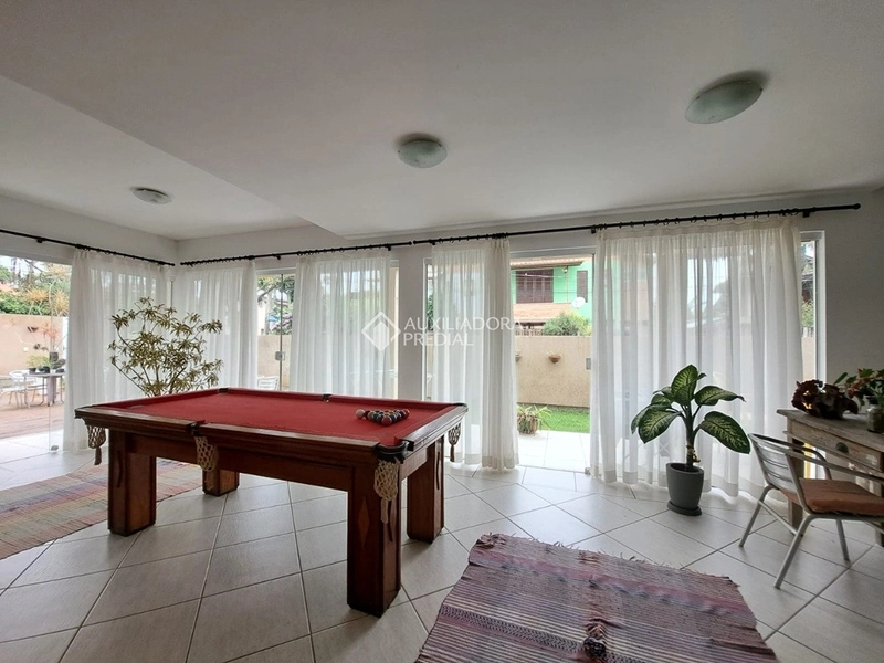 Casa para alugar no Rio Tavares Florianópolis | 3 suítes | piscina | próxima à praia | alto padrão: 8ª foto da galeria de imagens do imóvel