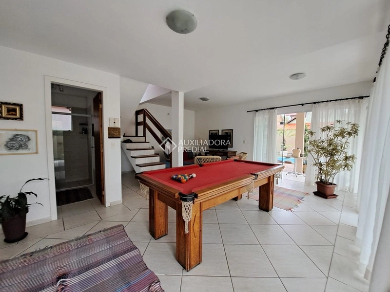 Casa para alugar no Rio Tavares Florianópolis | 3 suítes | piscina | próxima à praia | alto padrão: 3ª foto da galeria de imagens do imóvel