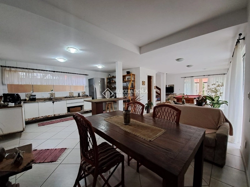 Casa para alugar no Rio Tavares Florianópolis | 3 suítes | piscina | próxima à praia | alto padrão: 2ª foto da galeria de imagens do imóvel