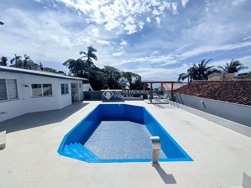 Casa 4 dormitórios para alugar em Florianópolis - 3 suítes, 5 vagas, piscina e vista deslumbrante: 28ª foto da galeria de imagens do imóvel
