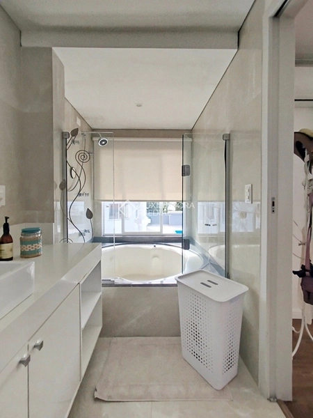 Casa 4 dormitórios para alugar em Florianópolis - 3 suítes, 5 vagas, piscina e vista deslumbrante: 21ª foto da galeria de imagens do imóvel