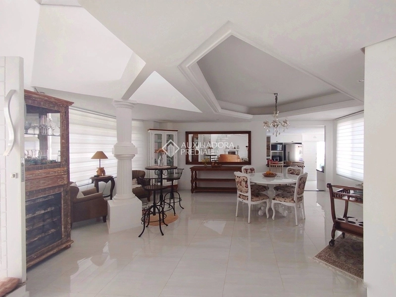 Casa 4 dormitórios para alugar em Florianópolis - 3 suítes, 5 vagas, piscina e vista deslumbrante: 4ª foto da galeria de imagens do imóvel