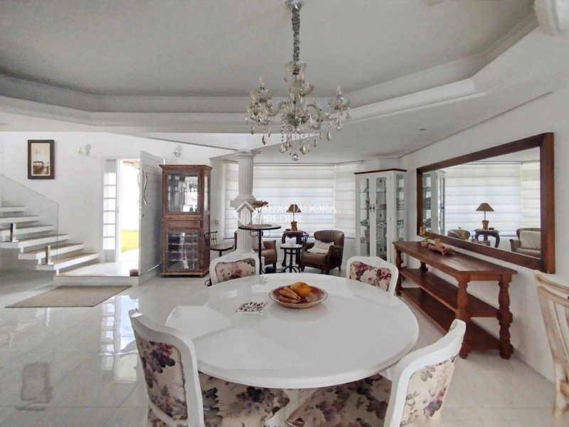 Casa 4 dormitórios para alugar em Florianópolis - 3 suítes, 5 vagas, piscina e vista deslumbrante: 5ª foto da galeria de imagens do imóvel