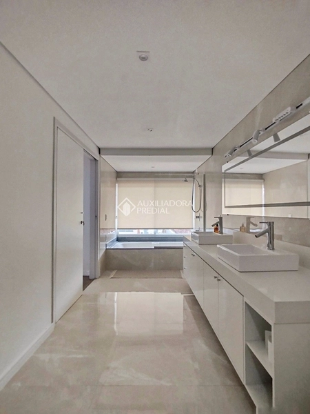 Casa 4 dormitórios para alugar em Florianópolis - 3 suítes, 5 vagas, piscina e vista deslumbrante: 25ª foto da galeria de imagens do imóvel