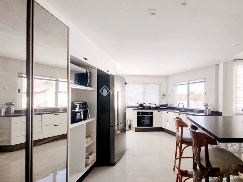 Casa 4 dormitórios para alugar em Florianópolis - 3 suítes, 5 vagas, piscina e vista deslumbrante: 11ª foto da galeria de imagens do imóvel