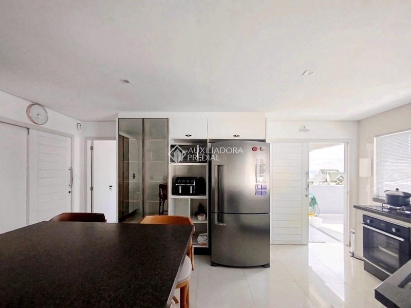 Casa 4 dormitórios para alugar em Florianópolis - 3 suítes, 5 vagas, piscina e vista deslumbrante: 9ª foto da galeria de imagens do imóvel
