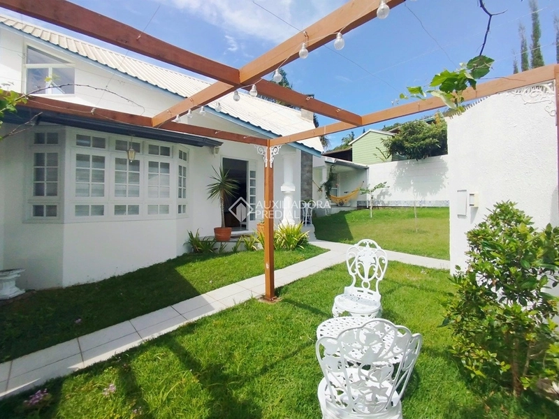 Casa 4 dormitórios para alugar em Florianópolis - 3 suítes, 5 vagas, piscina e vista deslumbrante: 2ª foto da galeria de imagens do imóvel