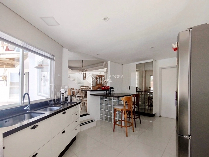 Casa 4 dormitórios para alugar em Florianópolis - 3 suítes, 5 vagas, piscina e vista deslumbrante: 10ª foto da galeria de imagens do imóvel